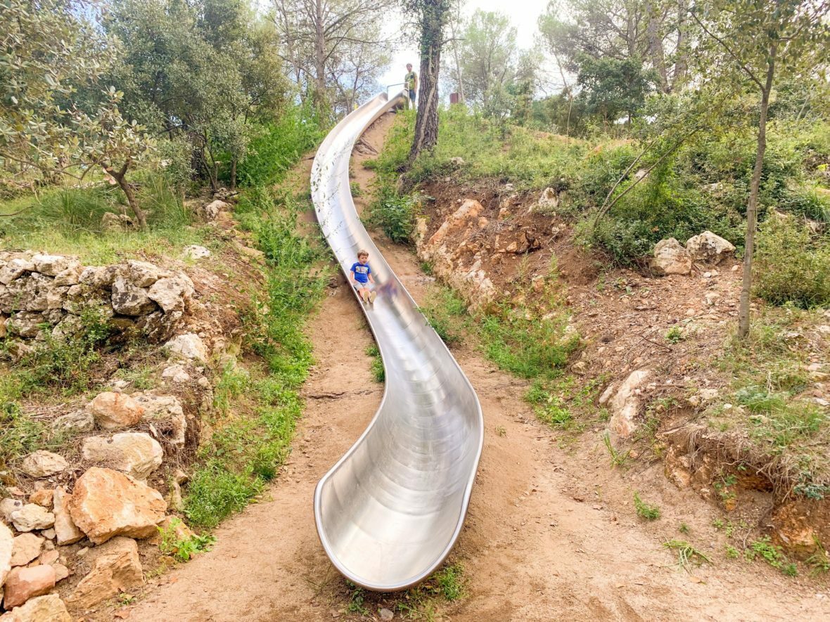 Imagen para los medios: Parque con toboganes largos